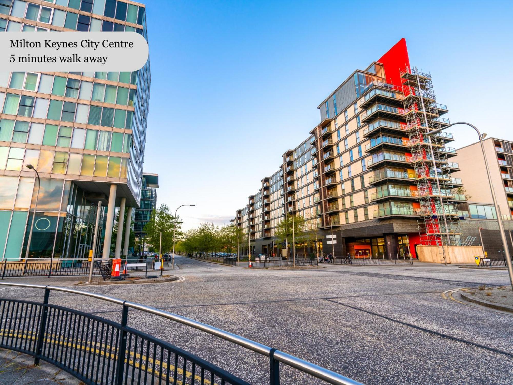 Prime Location - 4 Bedroom 3 Bathroom House - Sleeps Up To 8 - Free Parking, Fast Wifi, Balcony, Smart Tv And Private Garden By Yoko * Milton Keynes