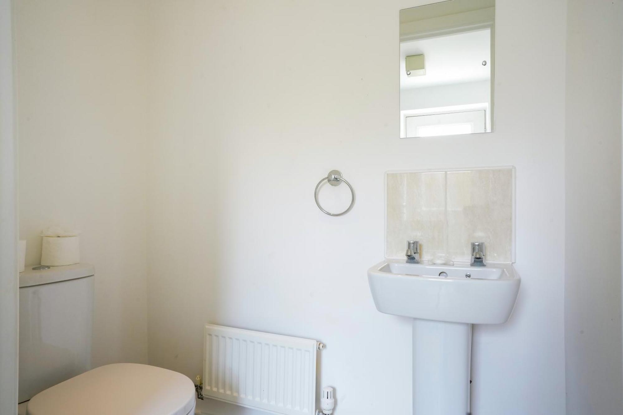 Prime Location - 4 Bedroom 3 Bathroom House - Sleeps Up To 8 - Free Parking, Fast Wifi, Balcony, Smart Tv And Private Garden By Yoko Holiday home