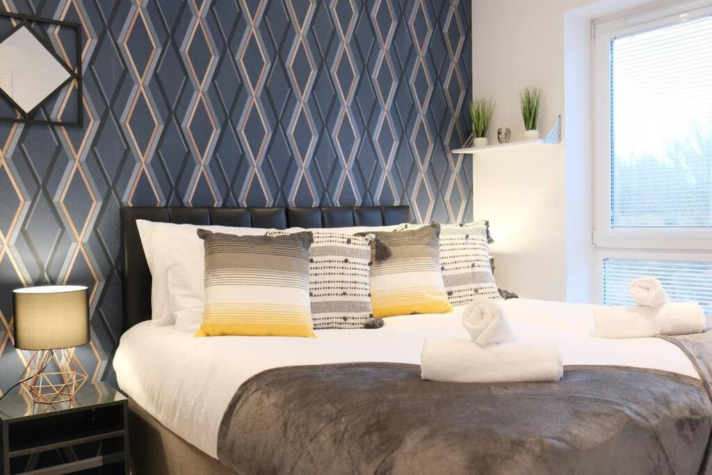 Prime Location - 4 Bedroom 3 Bathroom House - Sleeps Up To 8 - Free Parking, Fast Wifi, Balcony, Smart Tv And Private Garden By Yoko Holiday home