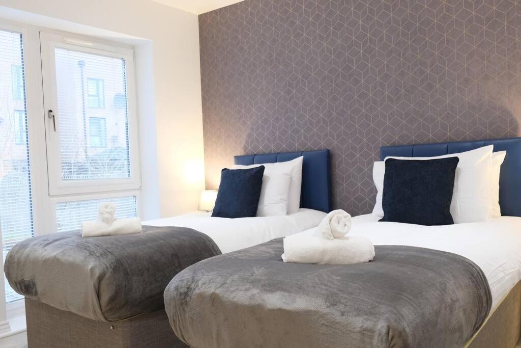 Prime Location - 4 Bedroom 3 Bathroom House - Sleeps Up To 8 - Free Parking, Fast Wifi, Balcony, Smart Tv And Private Garden By Yoko Holiday home *
